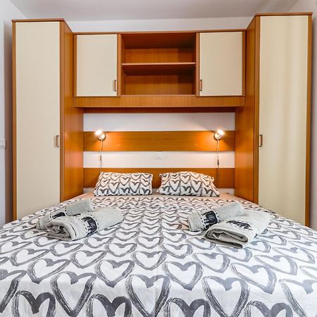 Sunshine Apartments Funtana With Balcony And Sea View ภายนอก รูปภาพ