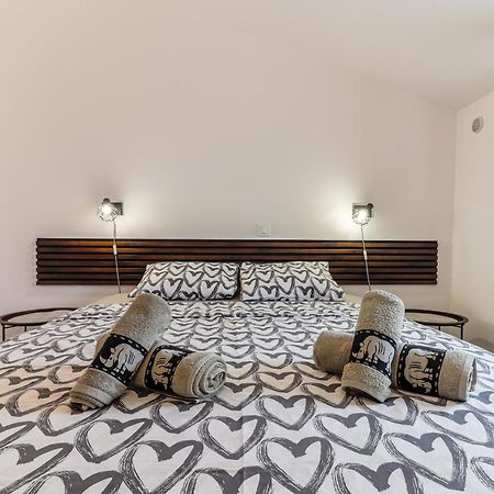 Sunshine Apartments Funtana With Balcony And Sea View ภายนอก รูปภาพ