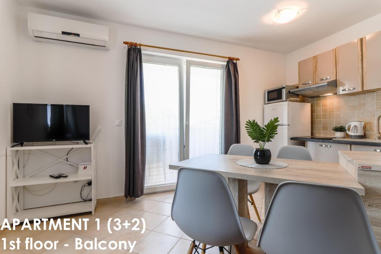 Sunshine Apartments Funtana With Balcony And Sea View ภายนอก รูปภาพ